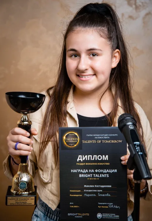Млада победителка с купа и диплома от конкурса Talents of Tomorrow